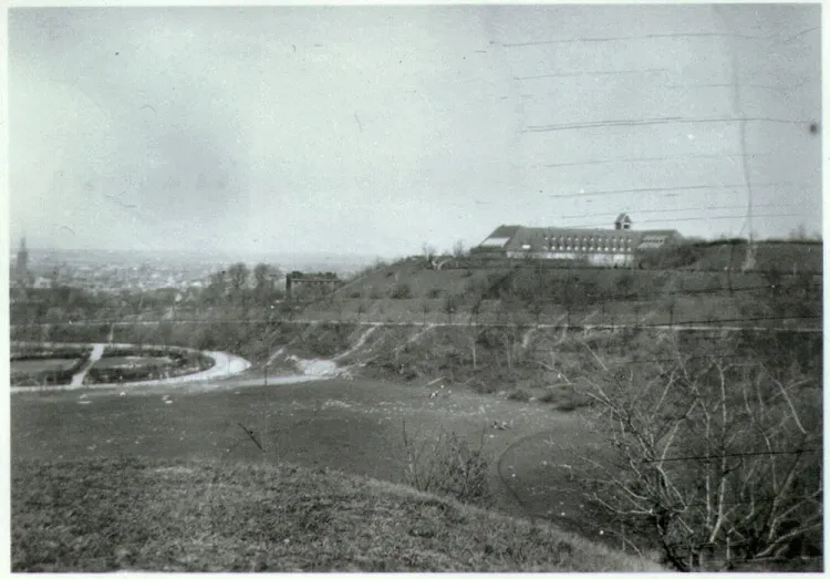 Widok na gmach schroniska z dalszej perspektywy, od strony dzisiejszego Chełmu. Prawdopodobnie wiosna 1940 r. Ze zbiorów Wojciecha Gruszczyńskiego.