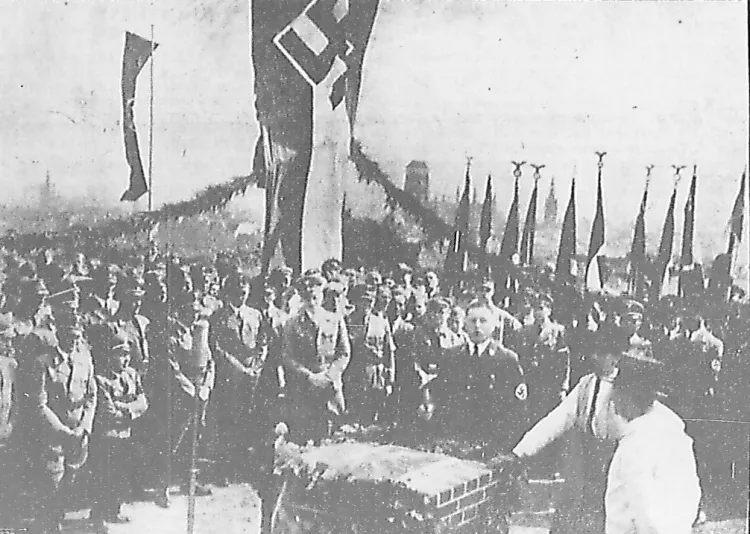 Położenie kamienia węgielnego pod budowę schroniska, przez Alberta Forstera. 26 lipca 1938 r. Ze zbiorów PAN Biblioteki Gdańskiej.