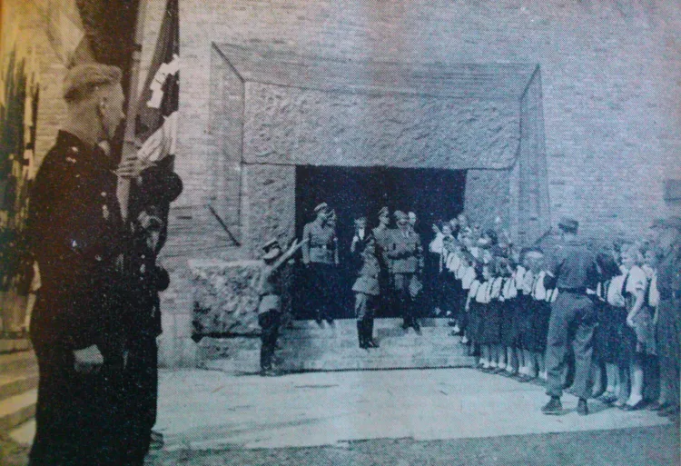 Wizyta Roberta Leya, przywódcy Niemieckiego Frontu Pracy, w schronisku na Biskupiej Górce w 1943 r. W tle widać główne wejście do gmachu schroniska wyłożone potężnymi, kamiennymi blokami. Za: Feldpostbrief des HJ-Gebietes Danzig-Westpreussen, czerwiec 1941.
