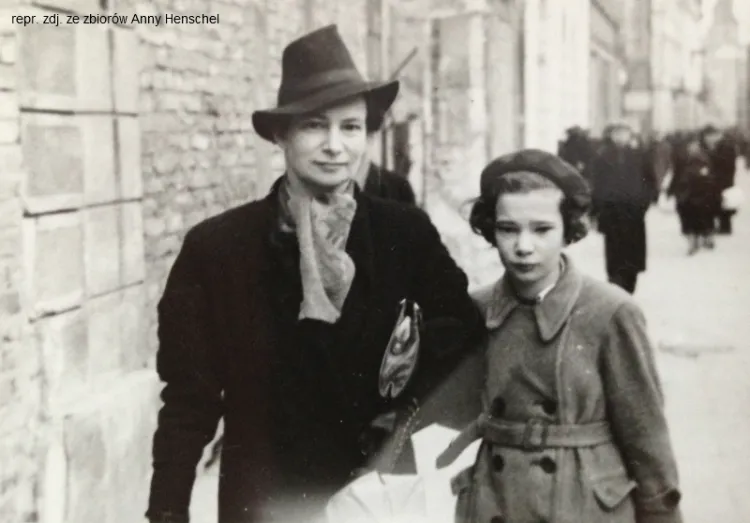 Anna z mamą w czasie okupacji. 