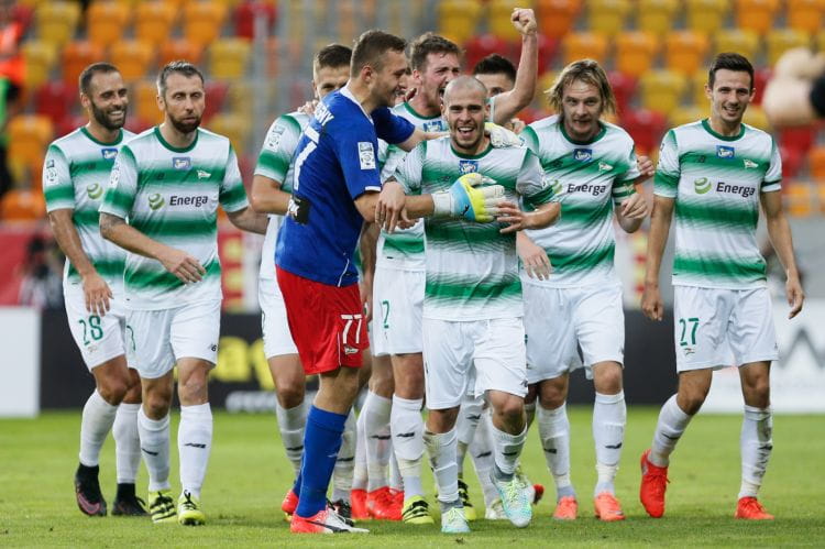 Aleksandar Kovacević (w środku) wrócił do pierwszego składu Lechii i od razu dał jej gola na wagę zwycięstwa. Z wygranej w ekstraklasowym debiucie cieszył się natomiast Damian Podleśny (nr 77).