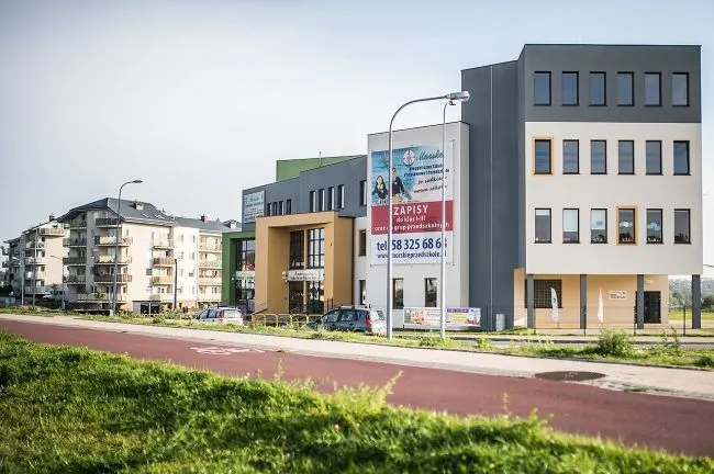 Wykupywanie miejsc w przedszkolach i szkołach niepublicznych przez miasto - to plan Gdańska na wywiązanie się z nałożonego przez rząd obowiązku. Dla rodziców oznacza to mniejsze wydatki. 
