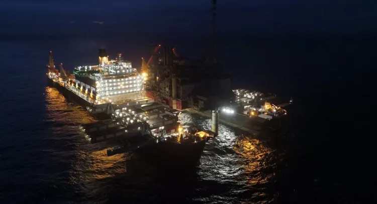Wadliwa platforma MOPU została usunięta ze złoża Yme przy użyciu specjalistycznego statku "Pioneering Spirit". 
