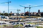Budowa Forum Gdańsk, czyli kompleksu handlowo-usługowego na Targu Siennym i Rakowym trwa już ponad rok. Robotnicy spędzą tam jeszcze drugie tyle, zanim oddadzą całość do dyspozycji klientów. 