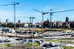 Budowa Forum Gdańsk, czyli kompleksu handlowo-usługowego na Targu Siennym i Rakowym trwa już ponad rok. Robotnicy spędzą tam jeszcze drugie tyle, zanim oddadzą całość do dyspozycji klientów. 