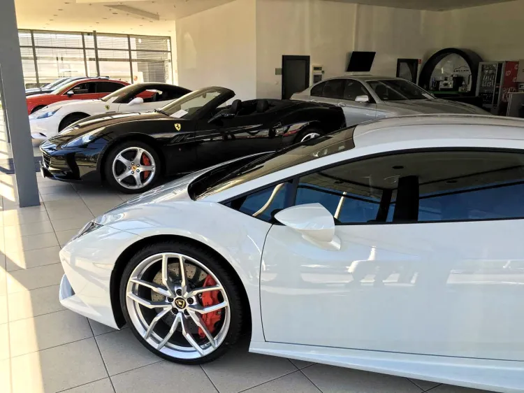 W nowym salonie aut używanych zaparkowało m.in. Lamborghini Huracan. 