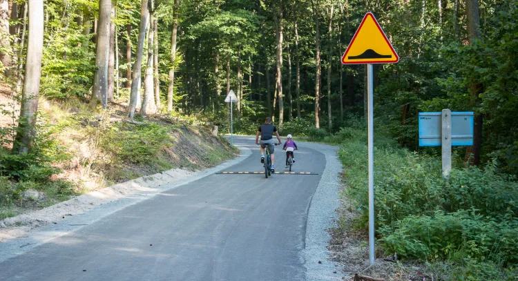 Droga Klesza jest niedostępna dla samochodów. Korzystać mogą z niej wyłącznie piesi i rowerzyści.