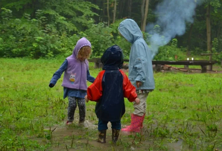 W leśnym przedszkolu dzieci wychodzą na dwór w każdą pogodę.