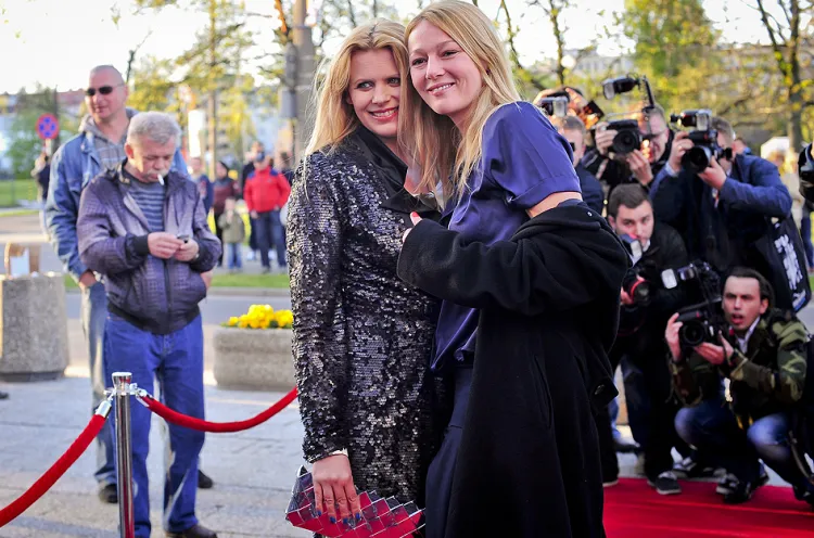 Maria Sadowska i Katarzyna Kwiatkowska pozują fotoreporterom podczas 37. edycji Festiwalu Filmowego w Gdyni w 2012 r. Gdy smartfony nie były jeszcze tak rozpowszechnione, robienie sobie selfie z gwiazdami było nieco bardziej skomplikowane.