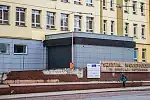 Odpadające kafle i tynk - tak wygląda mur przy szpitalu Copernicus w Gdańsku. Jego remont jest w planach, ale zarząd odkłada go na później, bo jak twierdzi, są pilniejsze prace remontowe.
