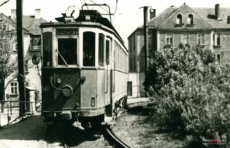 Tramwaj linii nr 7 na pętli tramwajowej w Sopocie.