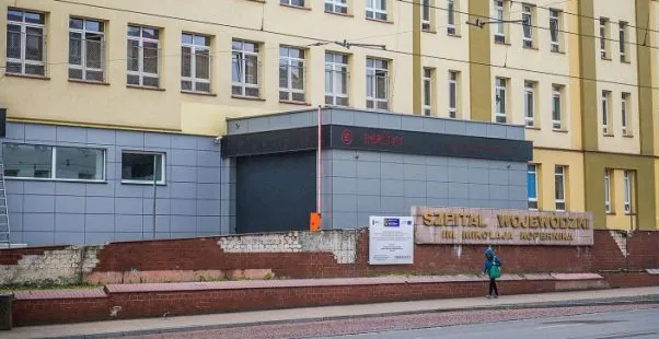 Odpadające kafle i tynk - tak wygląda mur przy szpitalu Copernicus w Gdańsku. Jego remont jest w planach, ale zarząd odkłada go na później, bo jak twierdzi, są pilniejsze prace remontowe.