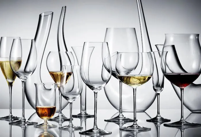 Kieliszki firmy Riedel - znanego na całym świecie austriackiego producenta szkła, kieliszków oraz dekanterów. Firma stworzyła aplikację mobilną, która po wpisaniu do niej nazwy wina wskazuje odpowiedni kieliszek. Innymi popularnymi producentami szkła są: Spiegelau Company, Schott Zwiesel, Rona, Chef & Sommelier. 