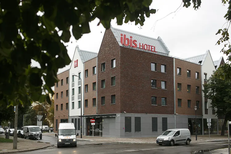 Hotel Ibis Stare Miasto działa przy Heweliusza od 22 sierpnia. Tym samym zabudowana została jedna z długo oczekujących na zagospodarowanie działek w centrum miasta.   