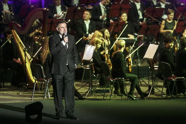 Marcin Kydryński nie tylko zapowiadał kolejne piosenki, ale bawił również publiczność, opowiadając ciekawe anegdoty. 