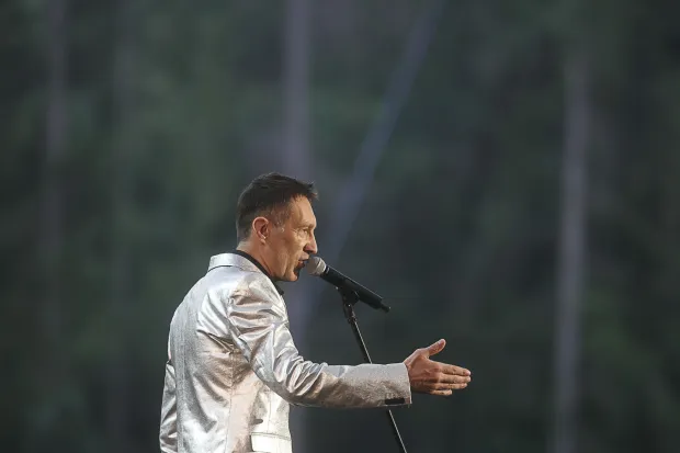 Janusz Szrom zaśpiewał m. in. piosenki z repertuaru Eugeniusza Bodo. 