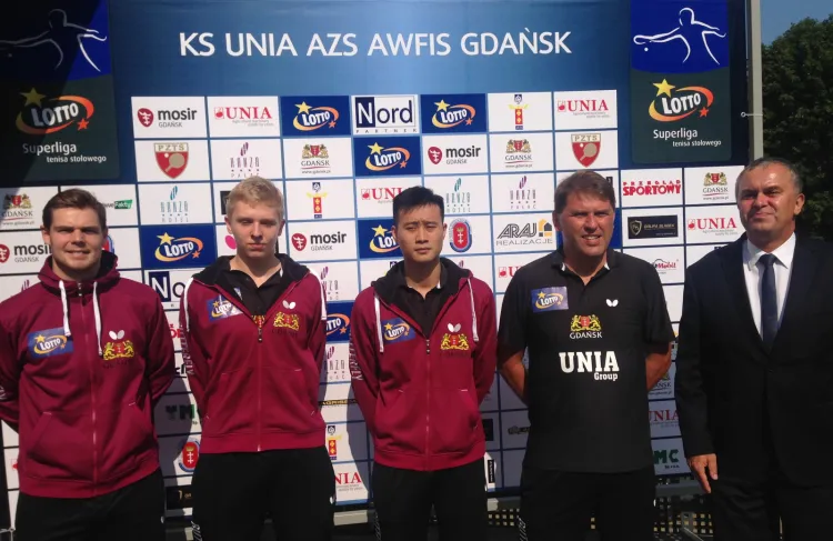 Od lewej: Mattias Oversjo, Tomasz Tomaszuk, Yang Wang, trener Piotr Szafranek i rektor AWFiS Waldemar Moska.