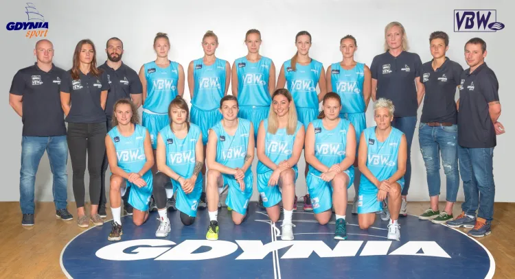Tak prezentuje się drużyna Basketu 90 Gdynia na sezon 2016/2017. Na zdjęciu brakuje dwóch Amerykanek: Renee Montgomery i Carolyn Swords, które grają obecnie w lidze WNBA.