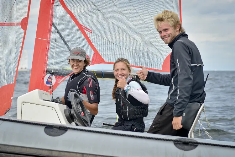 Ponad 200 młodych żeglarzy rywalizować będzie w najbliższych dniach w gdańskich Górkach Zachodnich. Nie zabraknie medalistów mistrzostw świata juniorów jak choćby Aleksandry Melzackej (w środku). 