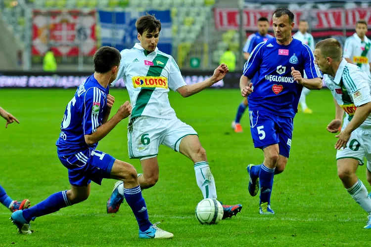 Marek Zieńczuk (nr 5) to kolejny wychowanek Lechii Gdańsk, który otrzymał pracę w klubie. Jest tam zatrudniony także m.in. Jarosław Bieniuk (nr 6).