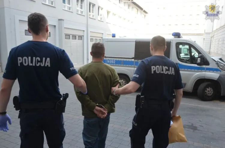 36-letni wandal w drodze na Komendę Miejską Policji w Gdańsku.