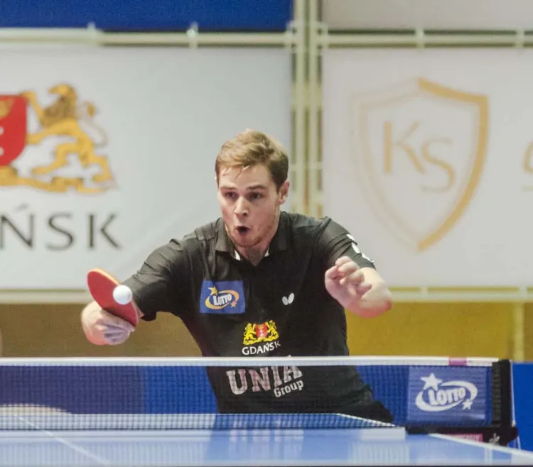 Mattias Oversjo nie tylko wygrał najspokojniej wśród gospodarzy, ale jeszcze pokazał widowiskowy tenis stołowy. 