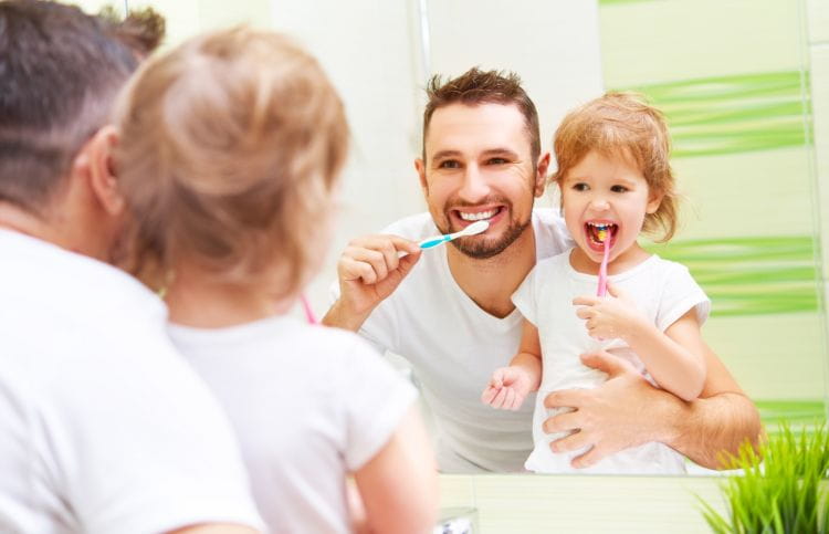 Stopień przy umywalce umożliwi dziecku korzystanie z niej, będzie mogło robić przed lustrem to samo, co rodzice i nie będzie próbowało wspinać się po armaturze.