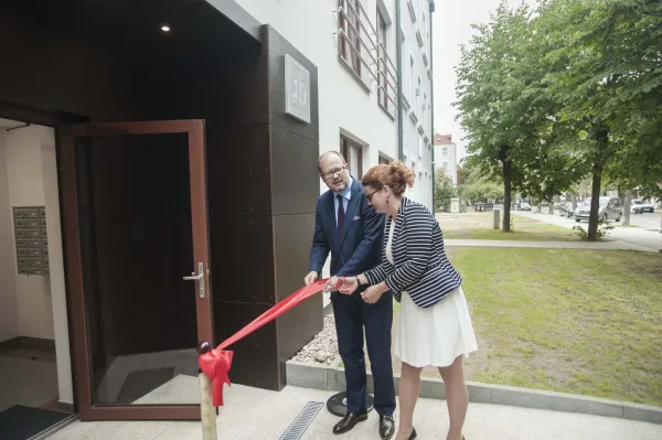 Oficjalne oddanie budynku do użytku. Wstęgę przecinają Paweł Adamowicz, prezydent Gdańska oraz Joanna Grandzicka, wiceprezes zarządu GFP.