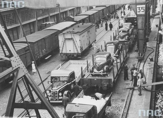 Wagony towarowe i platformy do przewozu samochodów przy Nabrzeżu Francuskim w porcie w Gdyni. Zdjęcie wykonane w okresie międzywojennym.