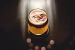 Koktajl New York Sour serwowany w hotelowym barze La Bar 