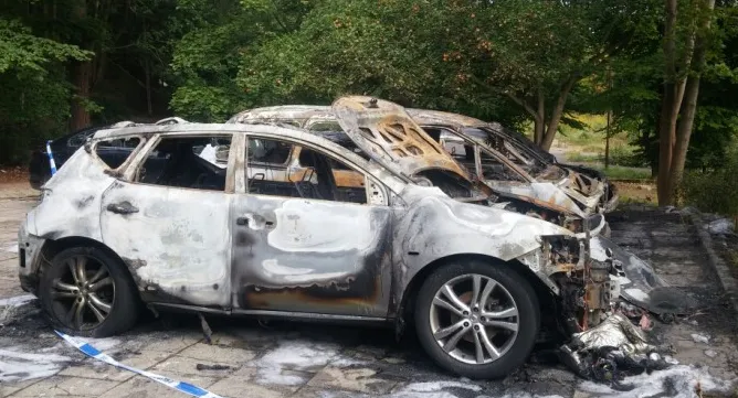 Trzy samochody zostały spalone, jedno uległo tylko nadpaleniu.