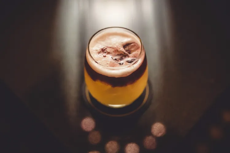 Koktajl New York Sour serwowany w hotelowym barze La Bar 