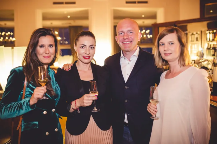 Inauguracja Sofitel Wine Days. Na zdjęciu: goście oraz Beata Saranowska (druga z lewej) - zastępca dyrektora generalnego w hotelu Sofitel Grand Sopot