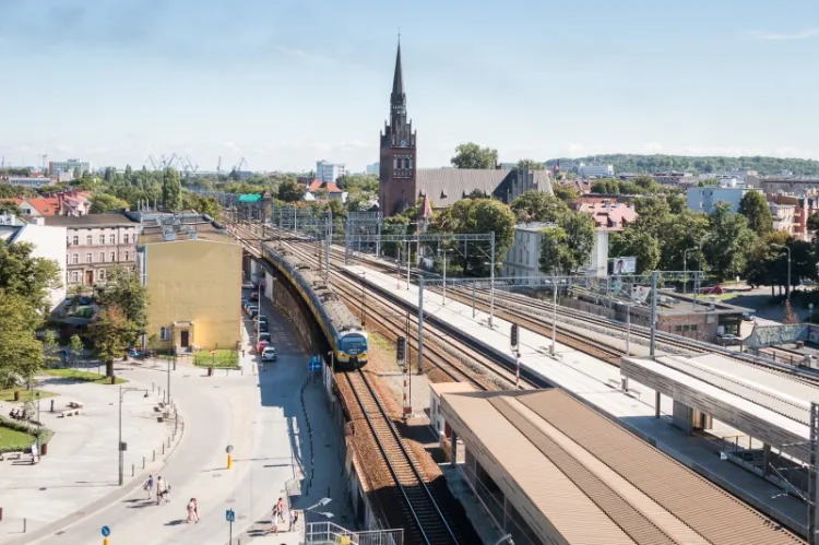 Zgodnie z założeniami urbanistów sprzed kilkudziesięciu lat, Droga Czerwona miałaby biec przez Wrzeszcz tuż obok linii kolejowej.