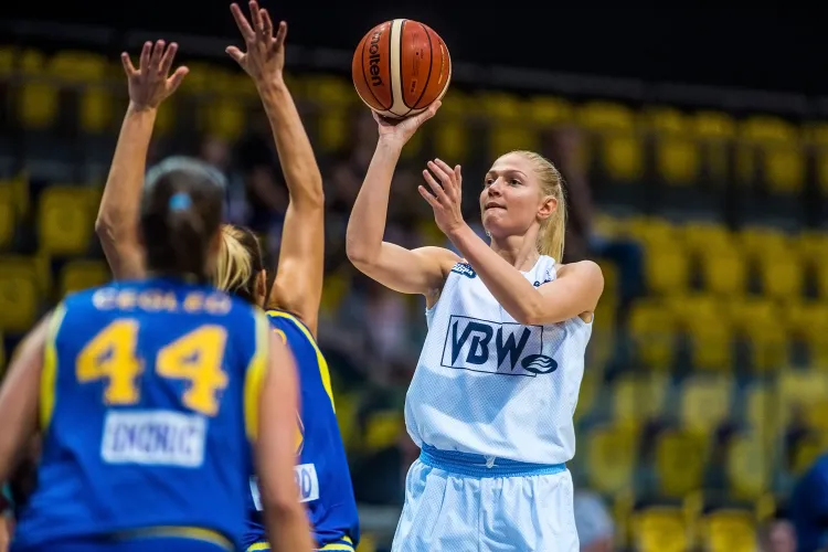 Monika Grigalauskyte, podobnie jak Aldona Morawiec, zaliczyła udany debiut w oficjalnym meczu Basketu 90. Do 15 punktów dołożyła aż 14 zbiórek i 6 bloków.