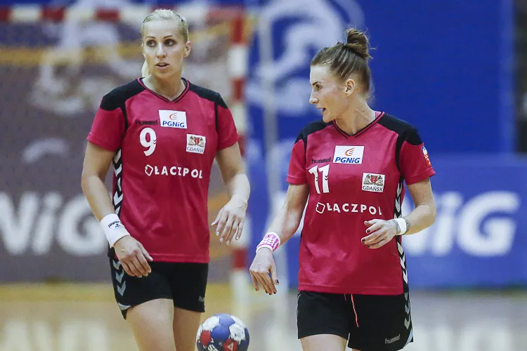 Karolina Siódmiak (nr 9) oraz Karolina Kalska poprowadziły AZS Łączpol AWFiS Gdańsk do trzeciego zwycięstwa w PGNiG Superlidze Kobiet.