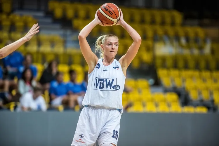 Po świetnej pierwszej kwarcie Monika Grigalauskyte nie potrafił dalej prowadzić Basketu 90 do zwycięstwa nad zespołem z Istambułu. Zaliczyła aż 6 strat, w tym w ostatniej akcji meczu.