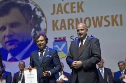 Jacek Karnowski odbiera nagrodę Newsweeka podczas 7. Kongresu Regionów we Wrocławiu. Obok prezydent Wrocławia Rafał Dutkiewicz.