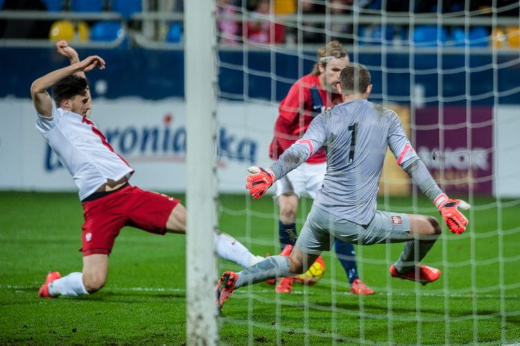 Damian Podleśny w bramce młodzieżowej reprezentacji Polski podczas meczu z Norwegią w Gdyni z listopada ubiegłego roku, który biało-czerwoni wygrali 1:0. 