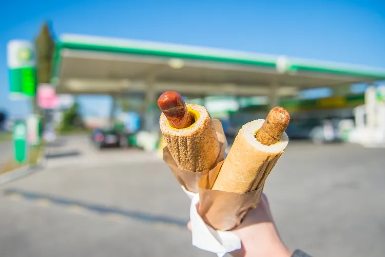 Hot dogi to klasyka na stacjach benzynowych. Na zdjęciu kanapki w wersji XL z BP.