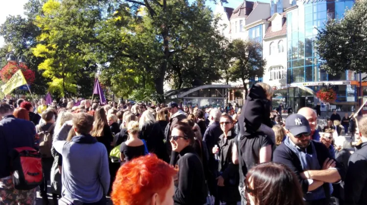 25 września w Sopocie odbył się "Czarny protest". W poniedziałek strajk kobiet przeciwnych zaostrzeniu ustawy antyaborcyjnej ma objąć całą Polskę. 