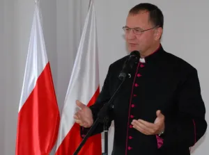 Ksiądz Jerzy Więcek podczas uroczystości w Pomorskim Urzędzie Wojewódzkim w Gdańsku.