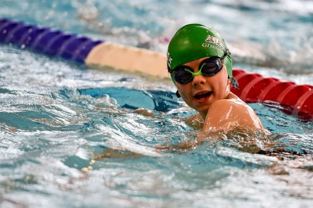Nauka pływania ma pozytywny wpływ na rozwój fizyczny dzieci.