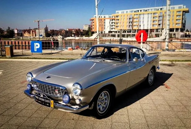 Volvo P1800 prezentuje się rewelacyjnie.