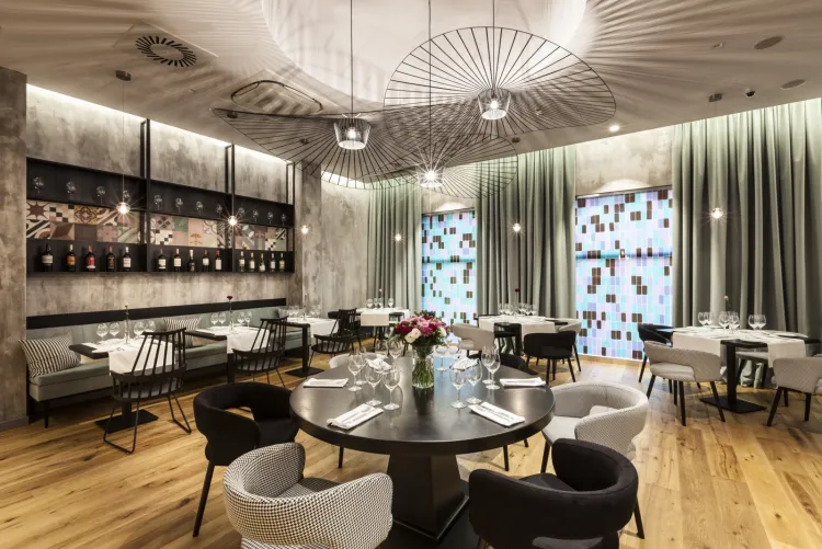 Witraż znajdujący się w Restauracji Papieroovka w Hotelu Sadova. Wykonany został ze szklanych tafli połączonych kilkoma warstwami kolorowego laminatu w Studiu Szkła Edyty Barańskiej. 



