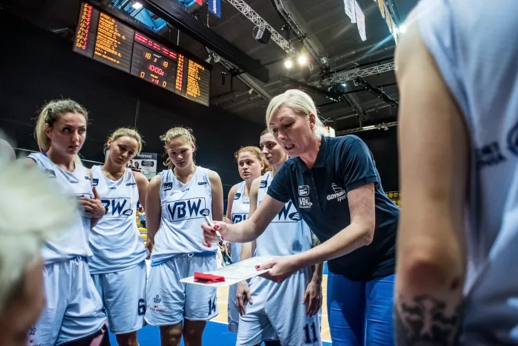 Katarzyna Dydek musi na razie radzić sobie bez liderek. Ma w składzie koszykarki, które powinny zapewnić zwycięstwo na inaugurację BLK.