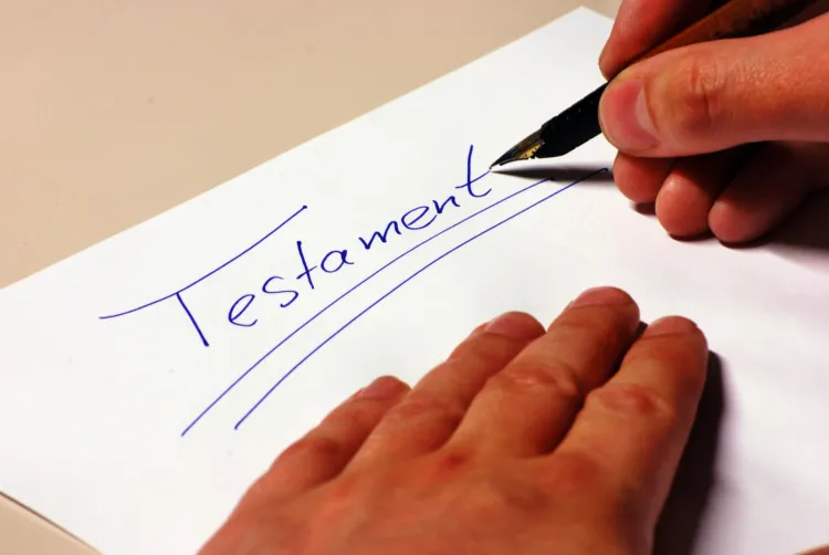 Testament spisany ręcznie jest tak samo ważny jak ten podpisany w formie aktu notarialnego, jednak w tym drugim przypadku pewniejsze jest, że dokument nie zaginie.  