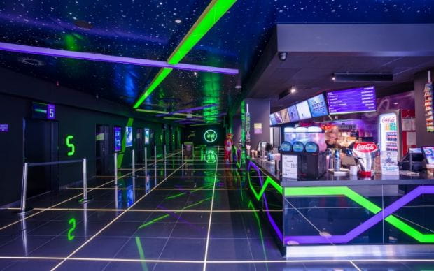 Dużo ledowych instalacji i kosmiczny wystrój to znaki rozpoznawcze sieci kin CINEMA3D. Kino w Gdańsku będzie dziewiątym obiektem w Polsce należącym do sieci. Otwarcie 14 października w Galerii Morena. 