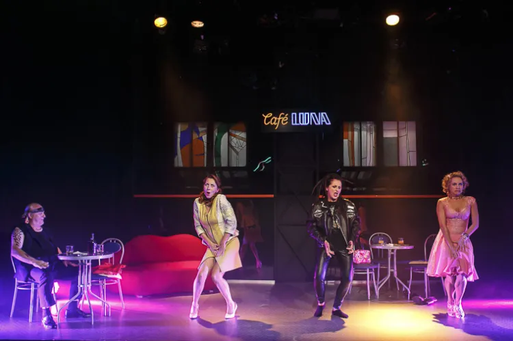 Na potrzeby spektaklu foyer Teatru Miejskiego zamieniło się w knajpkę "Caf&#232; Luna", w której trzy samotne kobiety pod okiem zmęczonego barmana (Maciej Sykała) prowadzą niekończące się rozmowy o mężczyznach swoich marzeń.
