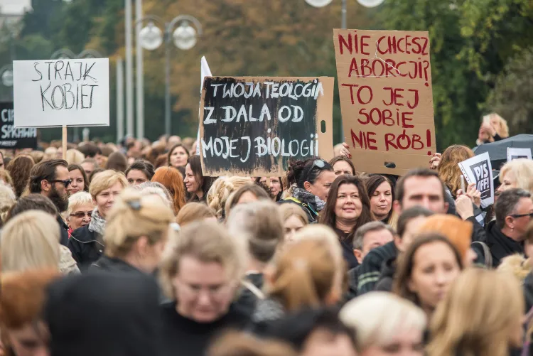 Protesty w Gdyni, Gdańsku i Sopocie, które odbyły się rano i popołudniu, przyciągnęły ok. 3 tys. osób. Jednak  największa liczba uczestników spodziewana jest na wiecu na placu Solidarności w Gdańsku, który zaplanowany jest na godz. 17.